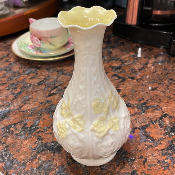 Beleek vase 7” tall yellow and cream - Picture 4 of 16